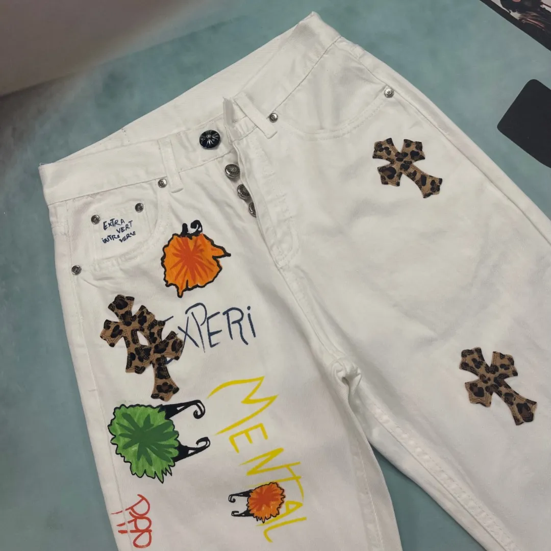 🅿️290 🔘Style number-KL172 🔘Croxin𝐂𝐡𝐫𝐨𝐦𝐞 𝐇𝐞𝐚𝐫𝐭 25SS white cow leopard print leather graffiti painting jeans* The color of Croxin is super bright! It is made of beaded canvas fabric and has been washed with heavy industry. The texture is superb and you can feel the uniqueness on your upper body. The three-dimensional cutting makes the pants particularly crisp and stylish no matter how you wear them. The hardware is custom-made and is of excellent quality, durable and classy. There is also the customized small leather label, which is designed with special care. The leopard cross-shaped pattern and colorful graffiti paintings on the pants are very eye-catching. The graffiti letters "MENTAL" and "Moti Vation" are full of trend and have a genderless style that can be easily worn by both men and women. The matching suggestions are as follows: Cool and handsome street style: Pair the upper body with a short black midriff-baring vest, a loose black denim jacket, black thick-soled Martin boots, a black baseball cap and a silver necklace, which will turn heads when you go out on the street. Casual and trendy style: wear a white loose T-shirt inside, a colorful loose knitted cardigan outside, white sneakers on your feet, and a heart-shaped black satchel on your back. It is comfortable and fashionable for daily travel. Personalized mix and match style: Wearing a fluorescent green long-sleeved bottoming shirt, a light-colored short leather jacket, jeans, colorful sneakers, and unique sunglasses and bracelets, you will definitely be the center of attention when you go to a music festival.  Size: S M L XL (28.30.32.34) Color: White